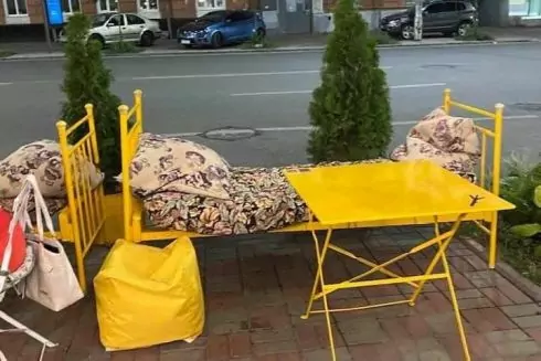 Київський ресторан виставив ліжка на літню терасу. Навіщо і що з цього вийшло