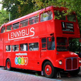 Лондонський автобус-кавʼярня LennyBus знову змінив локацію: де він знаходиться зараз