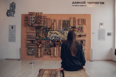 "Місто — це музей": як у Чернігові знищують і рятують монументальне мистецтво