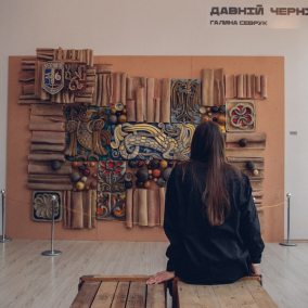 "Місто — це музей": як у Чернігові знищують і рятують монументальне мистецтво