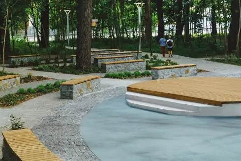 Багато зелені та амфітеатр. Дивіться, як облаштували сквер Львівських митців у Києві