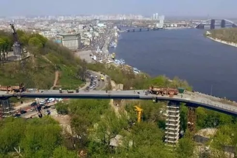 Под стеклянным мостом хотят построить отель. КГГА против