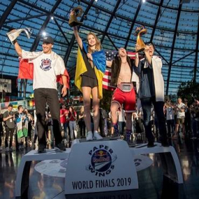 Українка виграла Чемпіонат із запуску паперових літачків