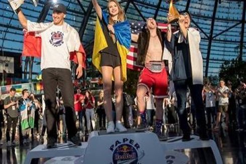 Українка виграла Чемпіонат із запуску паперових літачків