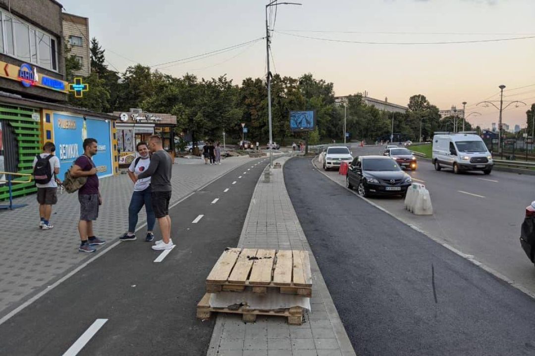 Фото. На Борщагівській облаштували парковку замість тротуару