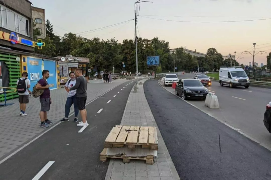 Фото. На Борщаговской обустроили парковку вместо тротуара