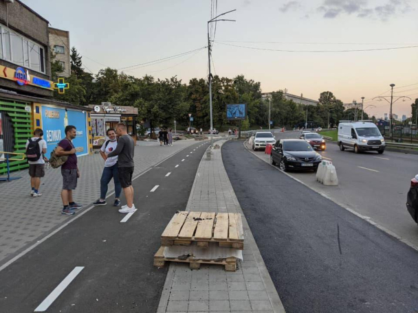Фото. На Борщагівській облаштували парковку замість тротуару