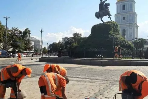 Дрифт на Софійській. Організатори вибачилися, а на площі встановлюють антивандальні стовпчики