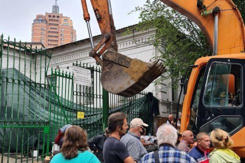 На Обсерваторной пытаются демонтировать усадьбу Барбана. Киевляне блокируют строительную технику