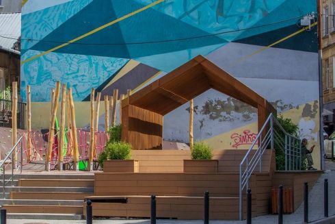 У центрі Львова збудували нестандартний дитячий майданчик. Дивіться, який він