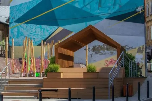 В центре Львова построили нестандартную детскую площадку. Смотрите, какая она