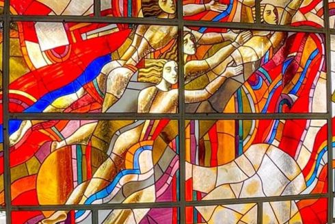 Витражи из киевского завода «Электронмаш» уничтожили. Их создала ученица Татьяны Яблонской