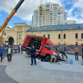 Фото. Только что открытый фонтан на Арсенальной площади повредили: в него въехал грузовик