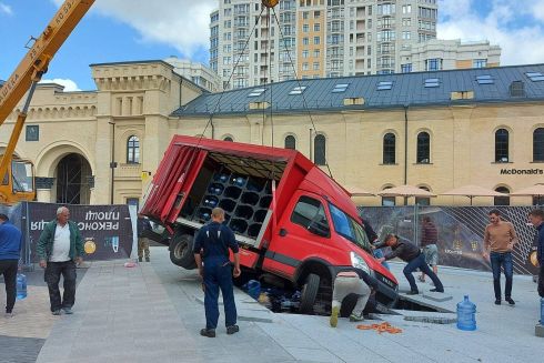 Фото. Щойно відкритий фонтан на Арсенальній площі пошкодили: у нього в'їхала вантажівка