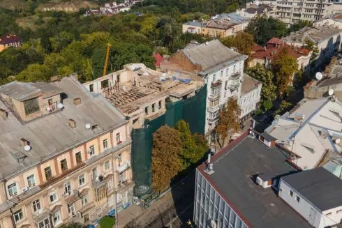 Фото. На Большой Житомирской начали реконструировать &laquo;дом со змеями&raquo;
