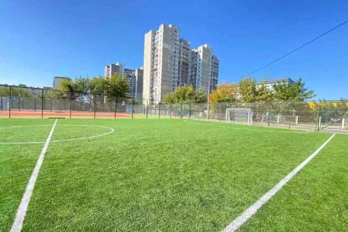 У Києві пропонують будувати паркінги-укриття під шкільними стадіонами: концепція