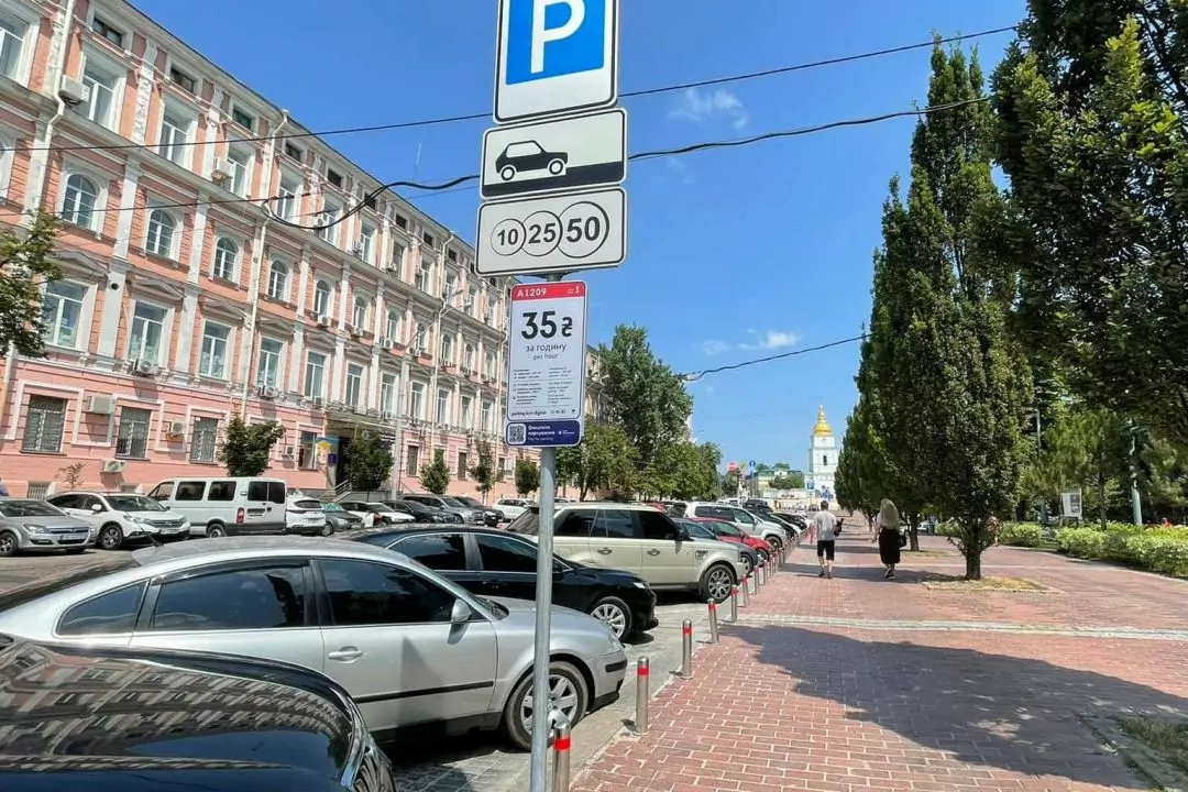 Тарифи на паркування в Києві визнали завищеними. Порушення мають усунути протягом двох місяців