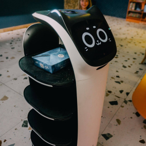 В фудмаркете Димы Борисова на Оболони запустили робота-официанта. Смотрите, как он работает