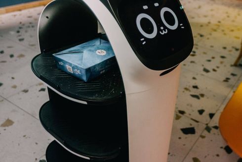 У фудмаркеті Діми Борисова на Оболоні запустили робота-офіціанта. Дивіться, як він працює