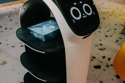 В фудмаркете Димы Борисова на Оболони запустили робота-официанта. Смотрите, как он работает