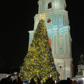 В Киеве зажгли главную елку страны на Софийской площади