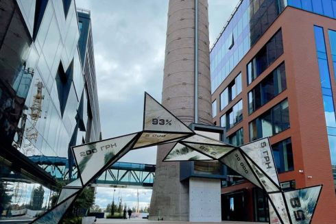 Возле UNIT.City установили арт-объект, созданный из 24 кг переработанного пластика: фото