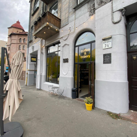 Власники кав'ярні в центрі Києва самостійно відновили фасад історичної будівлі