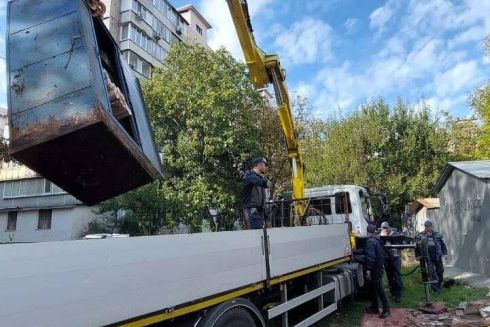 Фото. На Вышгородской начали демонтировать старые гаражи во дворах домов