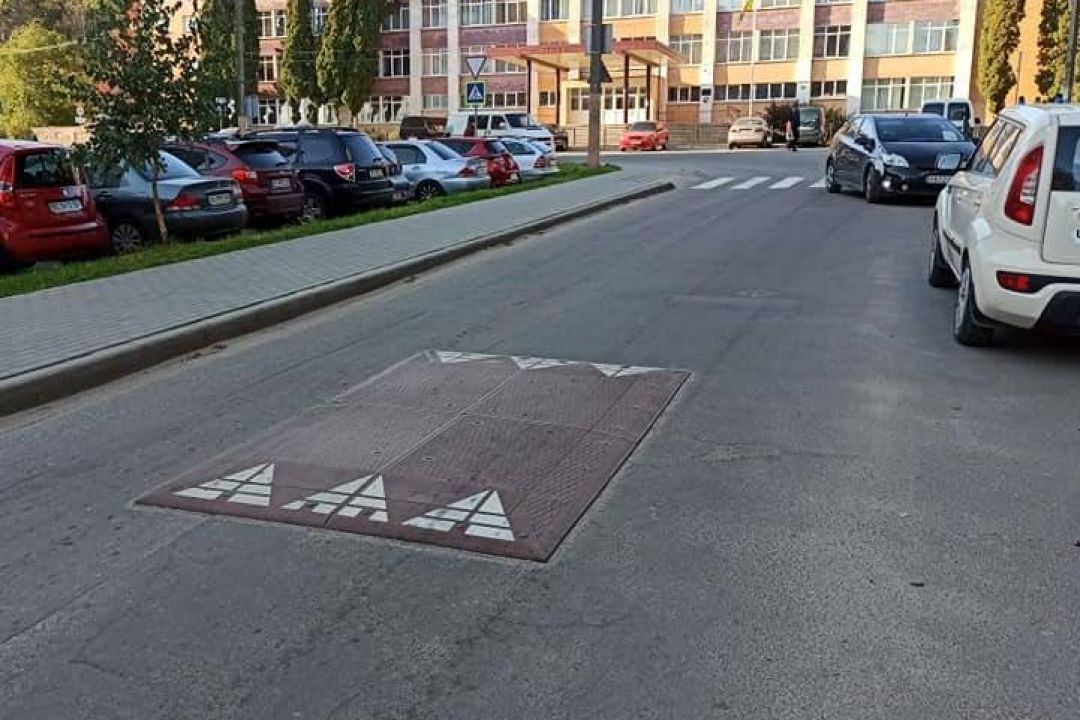 У Львові встановили першу гумову «берлінську подушку» на дорозі. Яка вона та для чого