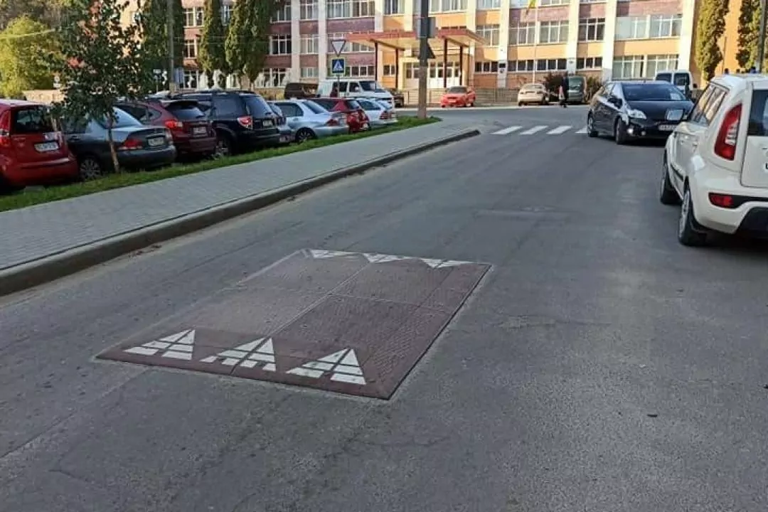 Во Львове установили первую резиновую &laquo;берлинскую подушку&raquo; на дороге. Какая она и для чего