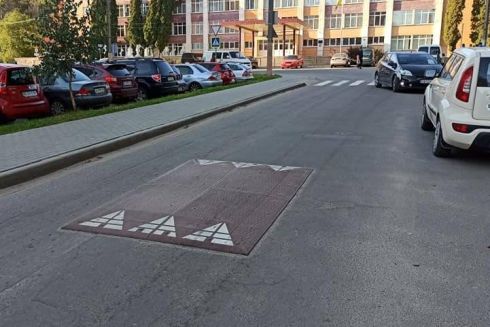 Во Львове установили первую резиновую «берлинскую подушку» на дороге. Какая она и для чего