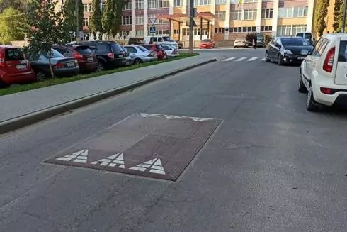 У Львові встановили першу гумову &laquo;берлінську подушку&raquo; на дорозі. Яка вона та для чого