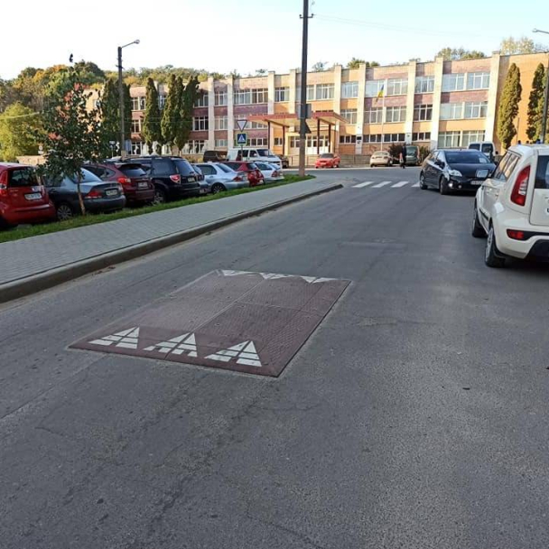 У Львові встановили першу гумову «берлінську подушку» на дорозі. Яка вона та для чого