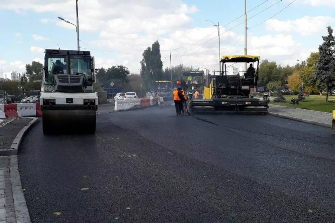 На вулиці Чорнобильській облаштовують велодоріжку у межах капремонту