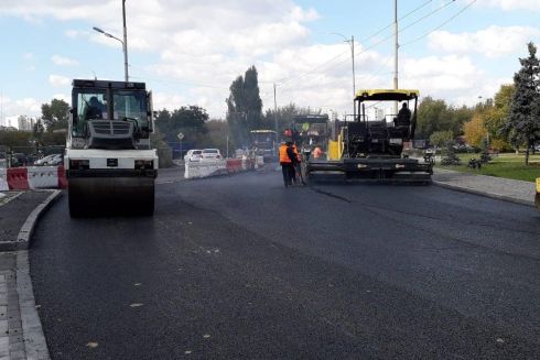 На улице Чернобыльской обустраивают велодорожку в рамках капремонта