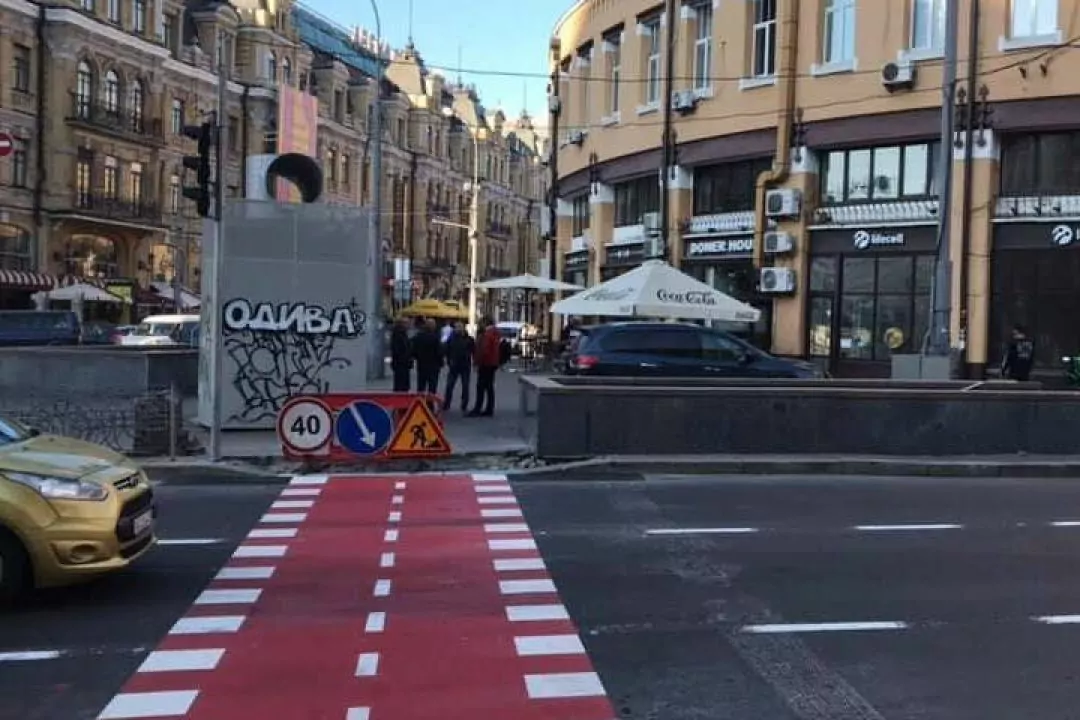 Фото. Смотрите, как выглядит новая велодорожка на Бессарабке