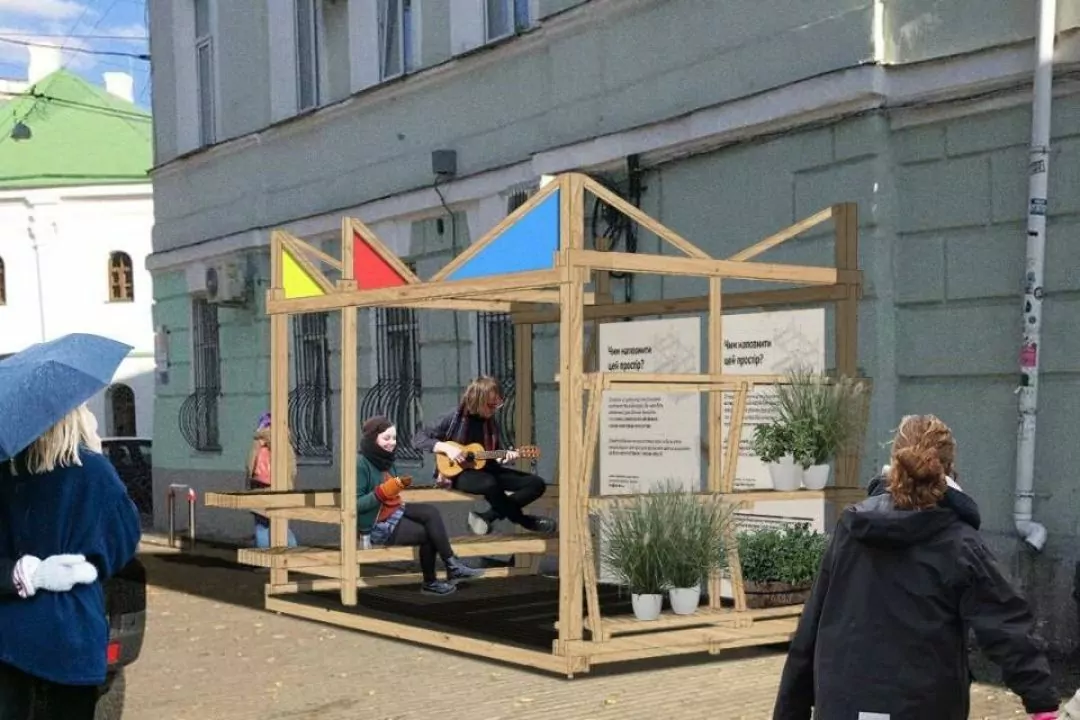 Фото. На Подоле устанавливают парклет, чтобы защитить тротуар от хаотической парковки