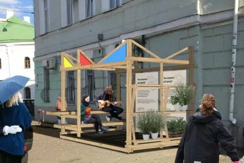 Фото. На Подоле устанавливают парклет, чтобы защитить тротуар от хаотической парковки