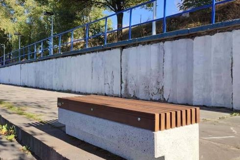 Фото. На Грецькій набережній відновили лави, які вкрали навесні