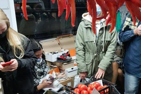 Фото дня. Вагон київського метро перетворили на торговий центр на знак протесту проти незаконної торгівлі