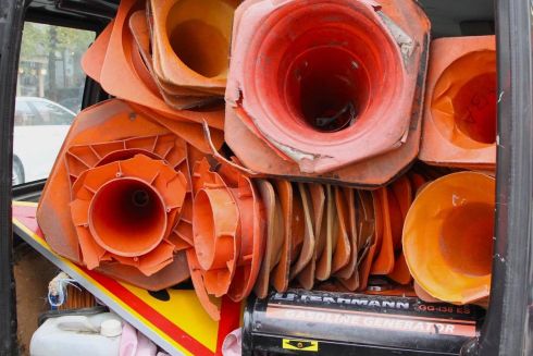 Из незаконных конусов на парковках Киева хотят создать арт-объект