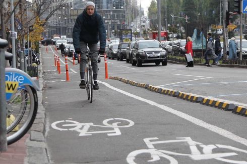 Фото. На Бессарабці встановили бордюр для захисту велосмуги