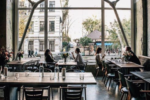 Біля Львівської площі відкрився простір Avangarden – з галереєю та винним баром