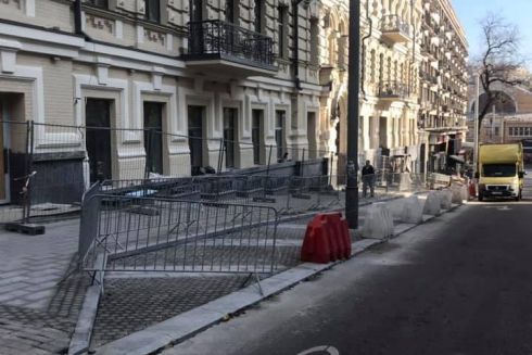 На бульваре Тараса Шевченко обустраивают парковку на месте деревьев