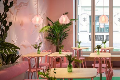Українська студія створила рожевий дизайн для французького ресторану