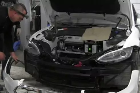 Українці знімають батареї з Tesla, щоб заживити свої будинки світлом