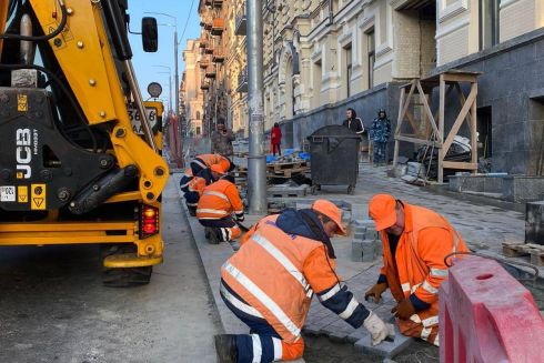 Фото. На бульварі Шевченка прибирають незаконну парковку, заради якої знищили дерева