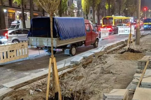На бульваре Шевченко высадили новые деревья на месте уничтоженных ради парковки