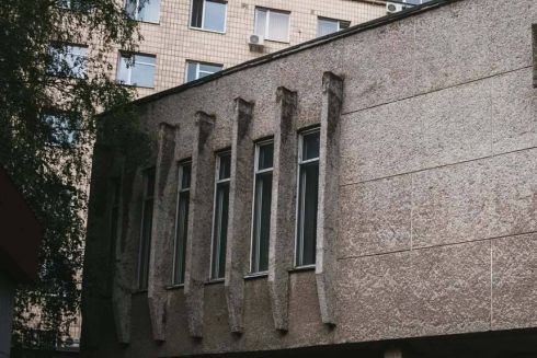 Фасад бруталистского здания возле «Золотых ворот» зашивают для утепления