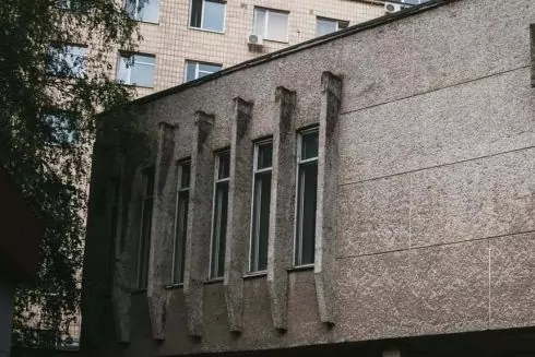 Фасад бруталістської будівлі біля &laquo;Золотих воріт&raquo; зашивають для утеплення